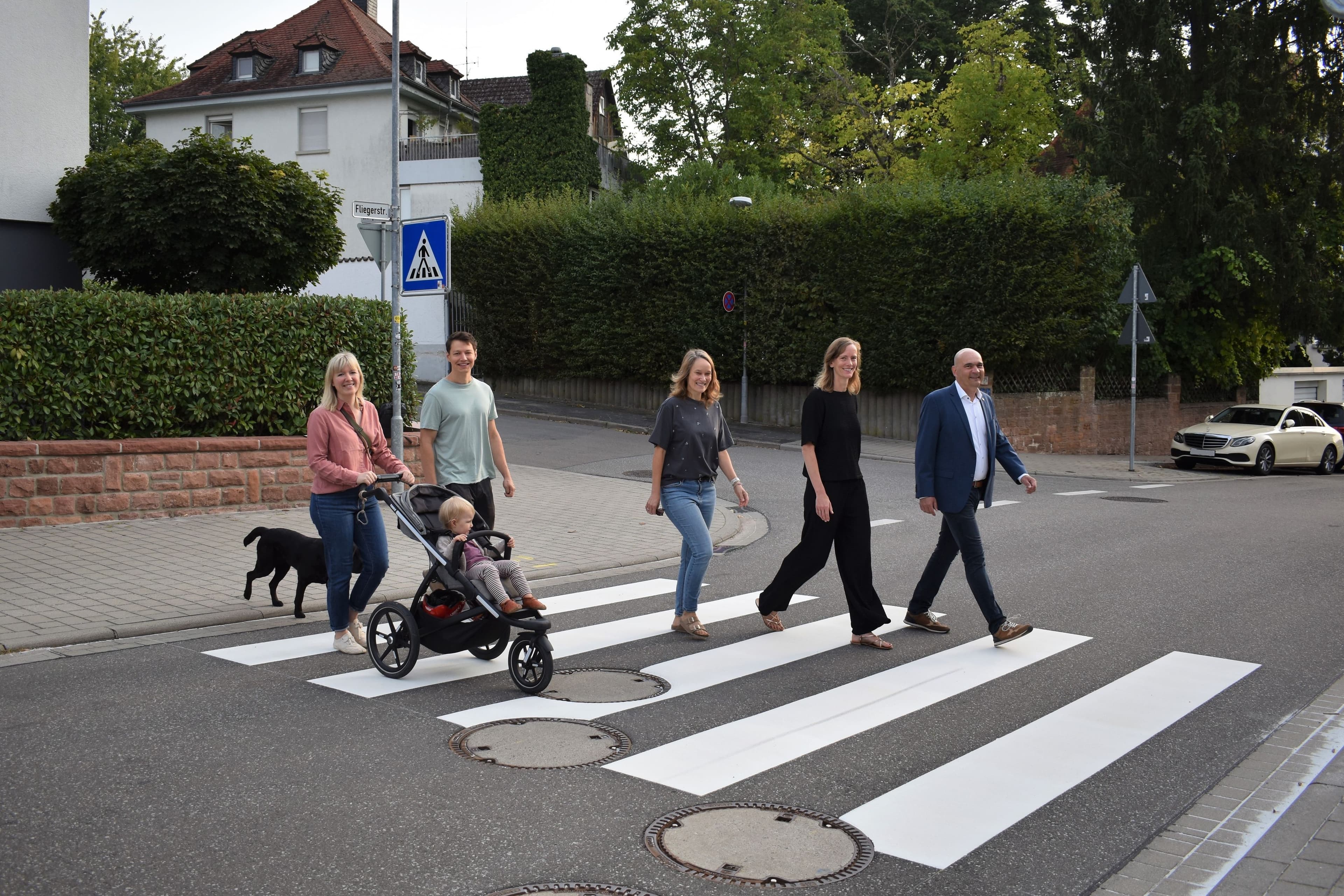 Neuer Zebrastreifen schützt Kinder in der Fliegerstraße