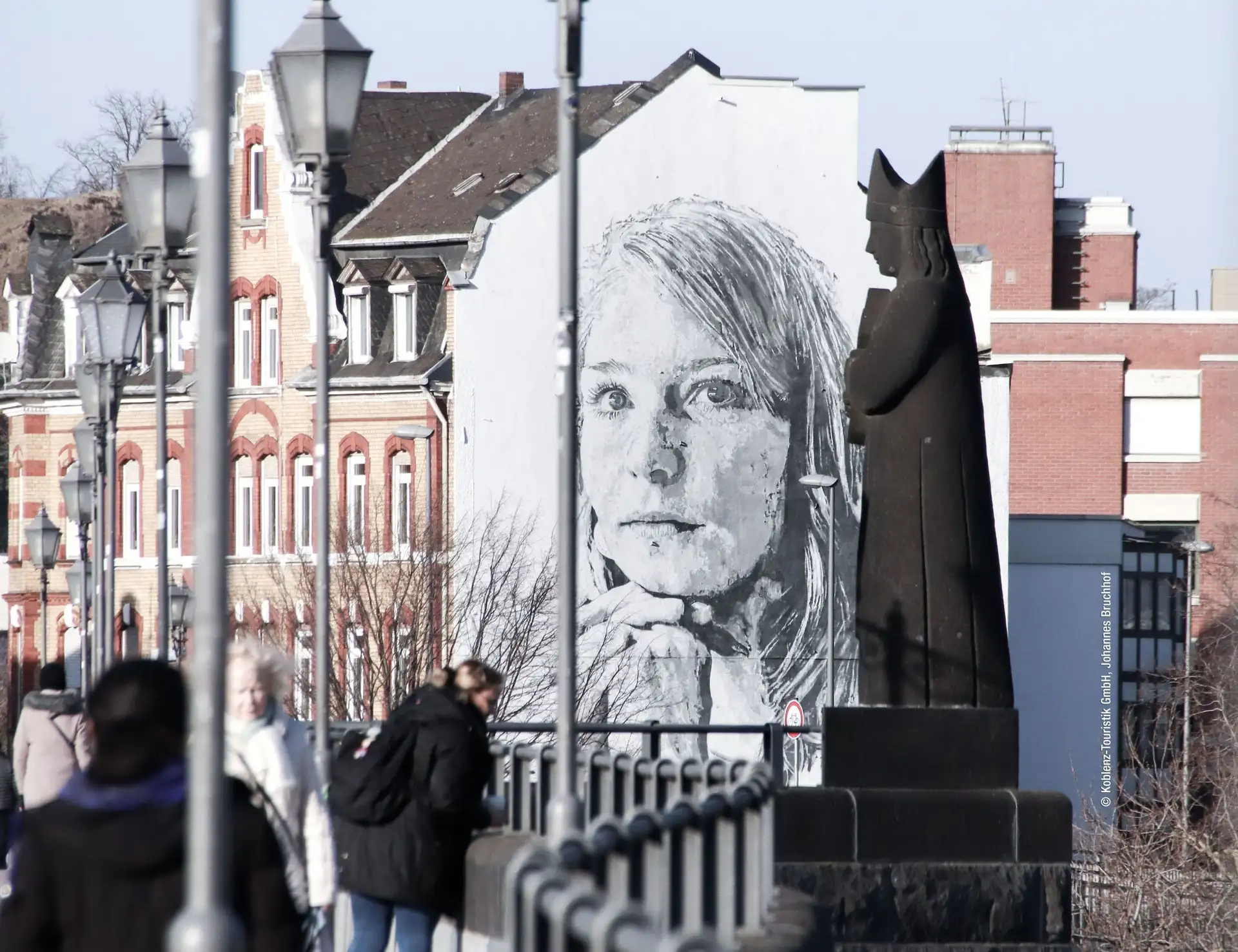Kunst verbindet: Wandbild an Koblenzer Brücke