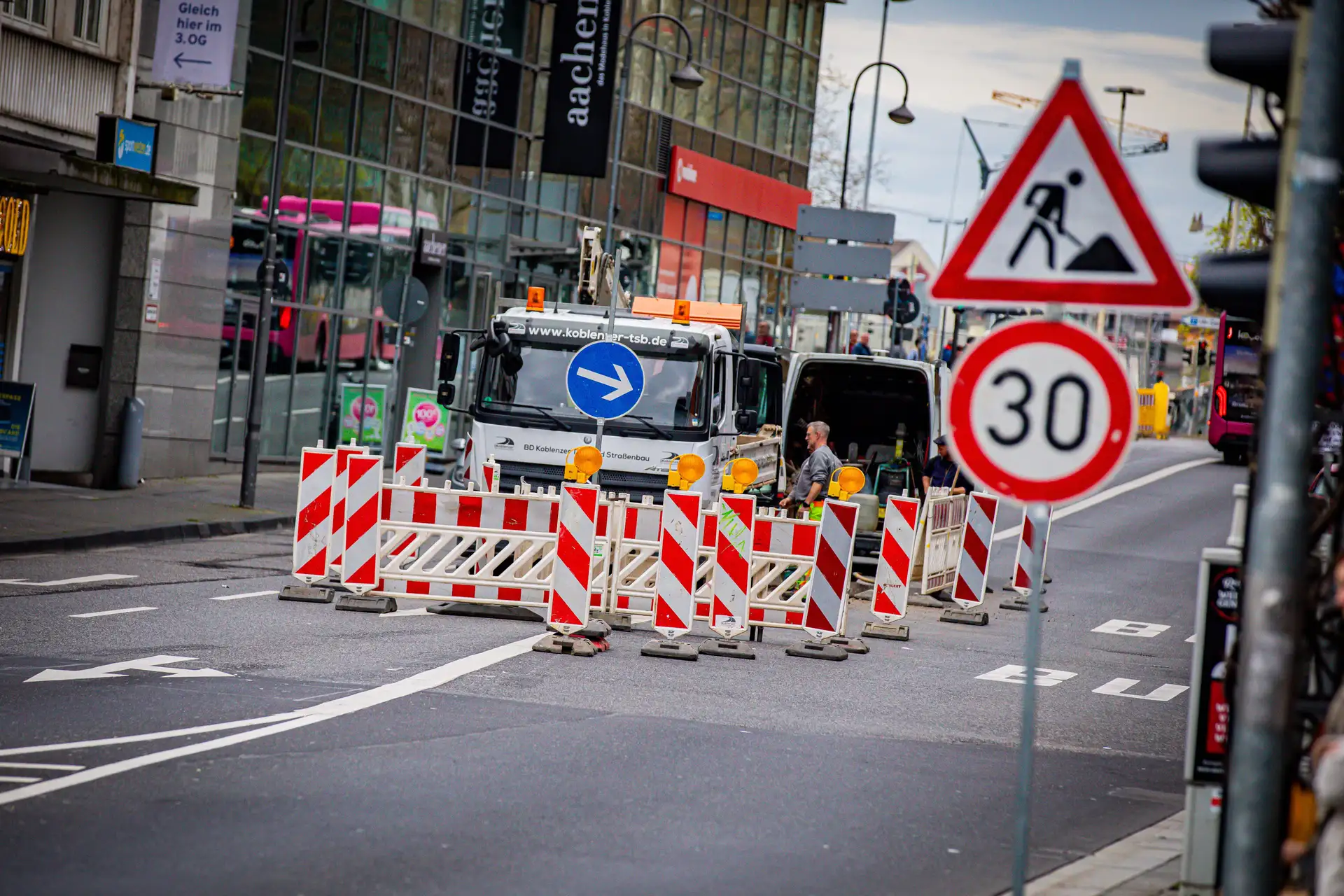 Sofortige Reparatur der Fahrbahnabsackung in der Pfuhlgasse