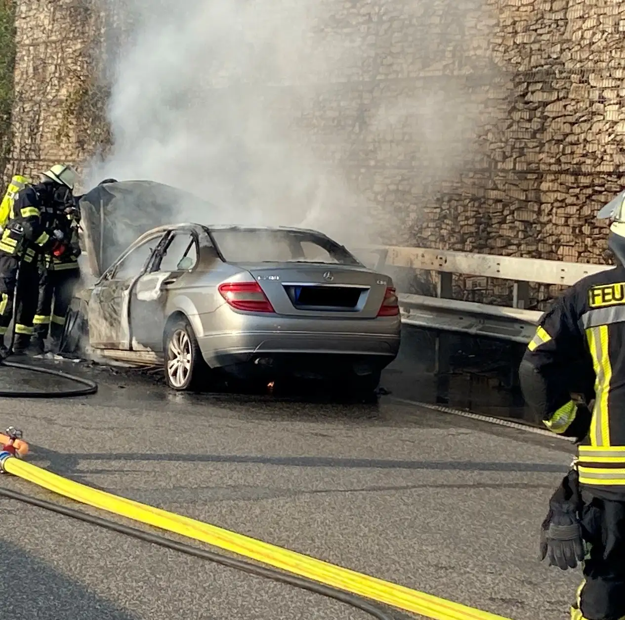 POL-PDNW: B 9 - Pkw in Vollbrand
