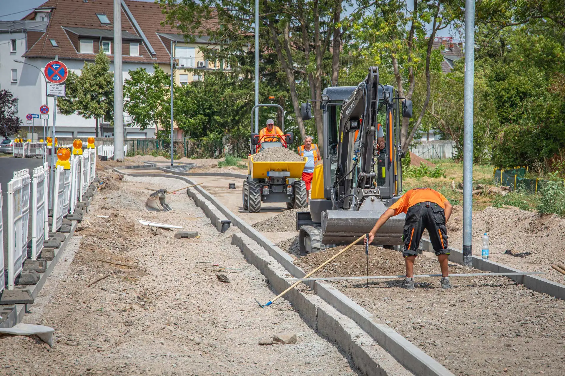 Bildunterzeile: Im Schartwiesenweg in Lützel laufen derzeit die finalen Arbeiten für den Ausbau der Straße.