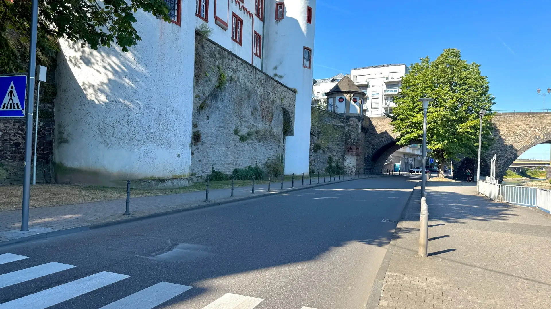 Die Straße am Peter-Altmeier-Ufer auf Höhe der alten Burg, muss wegen Kranarbeiten vollgesperrt werden.