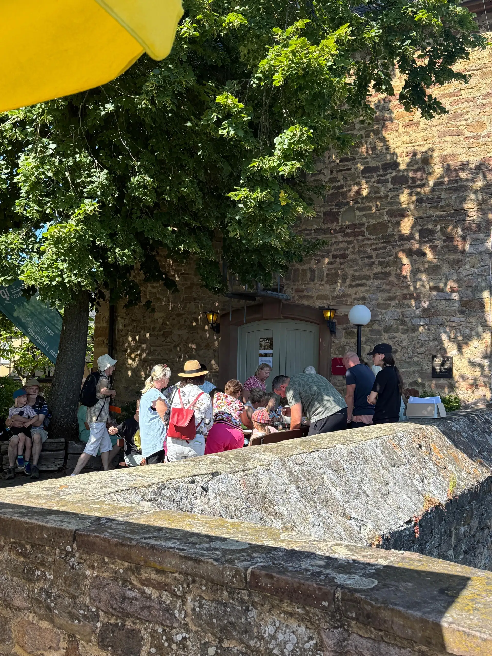 Bastelaktion auf der Ebernburg: Kinder basteln während der museumspädagogischen Aktion im Innenhof.