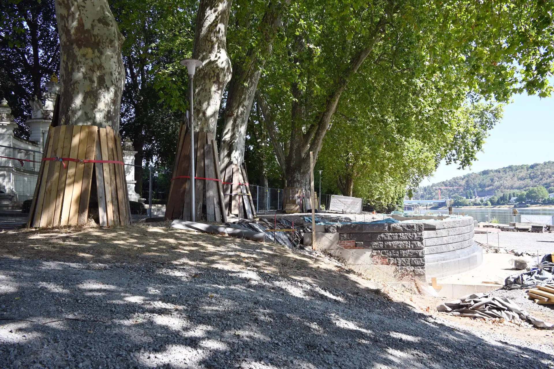 Der historische Balkon vor dem Kaiserin-Augusta-Denkmal nimmt an seinem neuen, rund zwei Meter in Richtung Rheinlache versetzten Standort bereits Gestalt an.