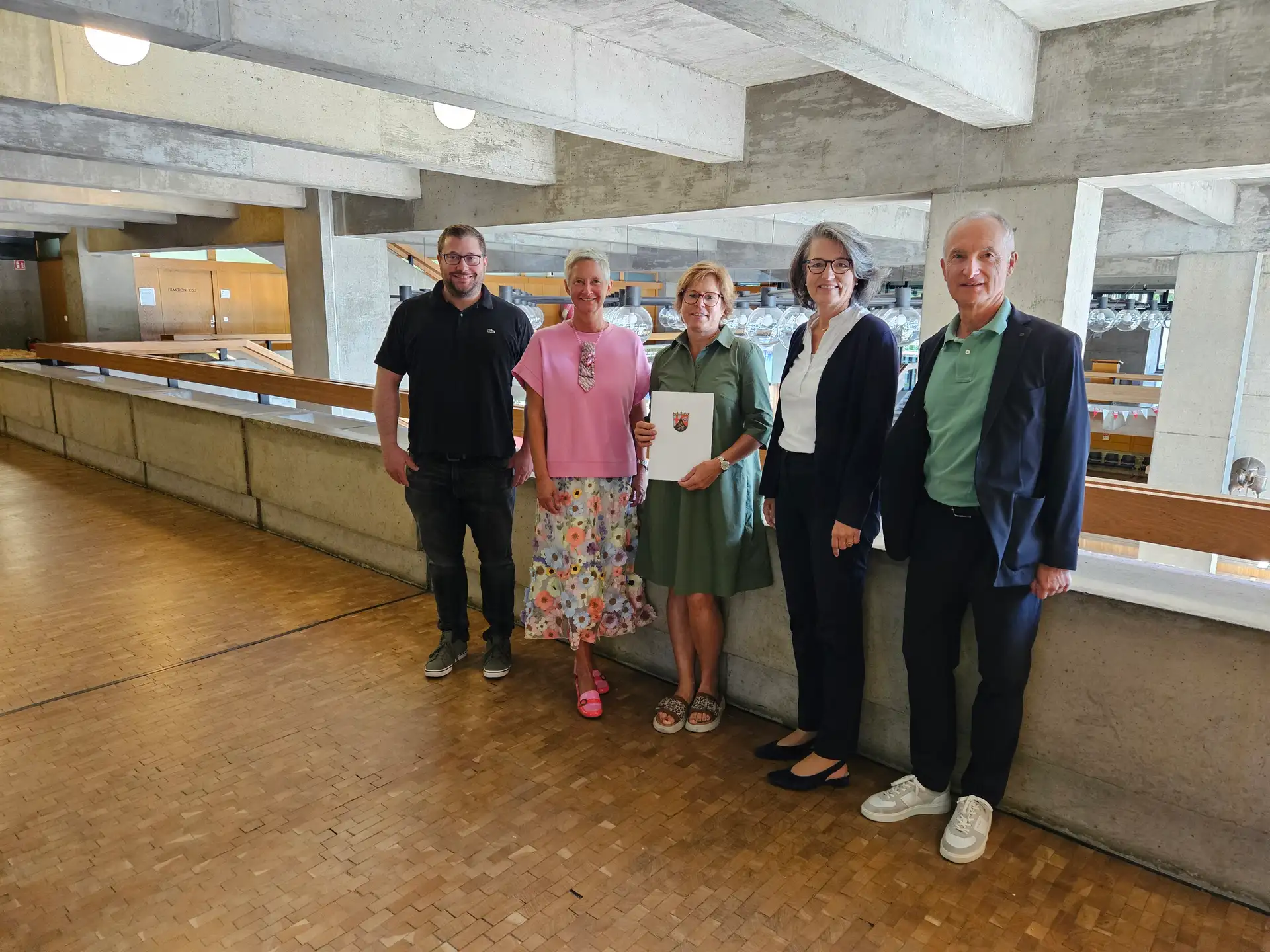 Silke Damm im Kreise ihrer Gratulantinnen und Gratulanten