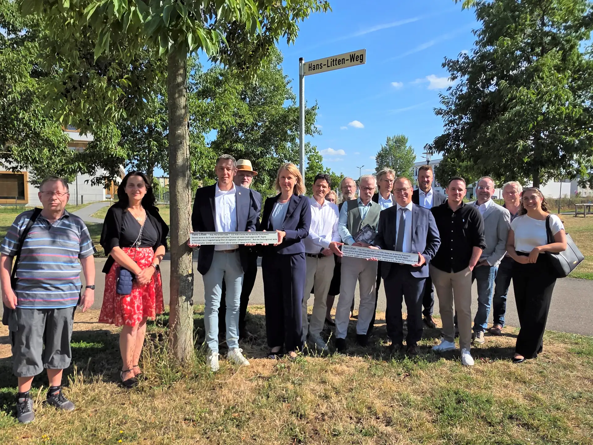 So befindet sich das Landgericht Berlin in der Littenstraße und die Bundesrechtsanwaltskammer trägt mit dem Hans-Litten-Haus seinen Namen.