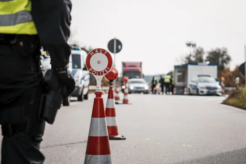 ndespolizeidirektion München: Zuvor untergetaucht: Zwei abgelehnte Asylbewerber in Zurückweisungshaft/ Bundespolizei vereitelt Schleusung und nimmt Beschuldigte fest