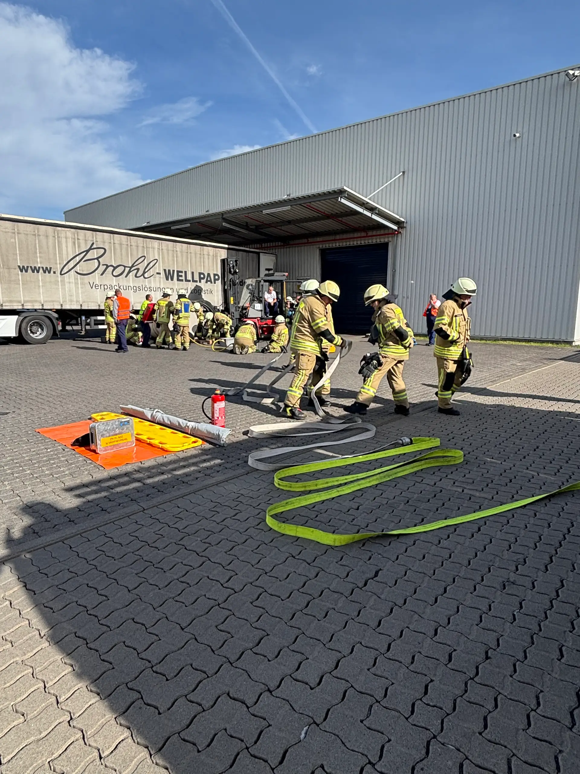 Aufnahme von der Jahresabschlussübung der Freiwilligen Feuerwehr Mayen auf dem Gelände der Firma Brohl Wellpappe.
