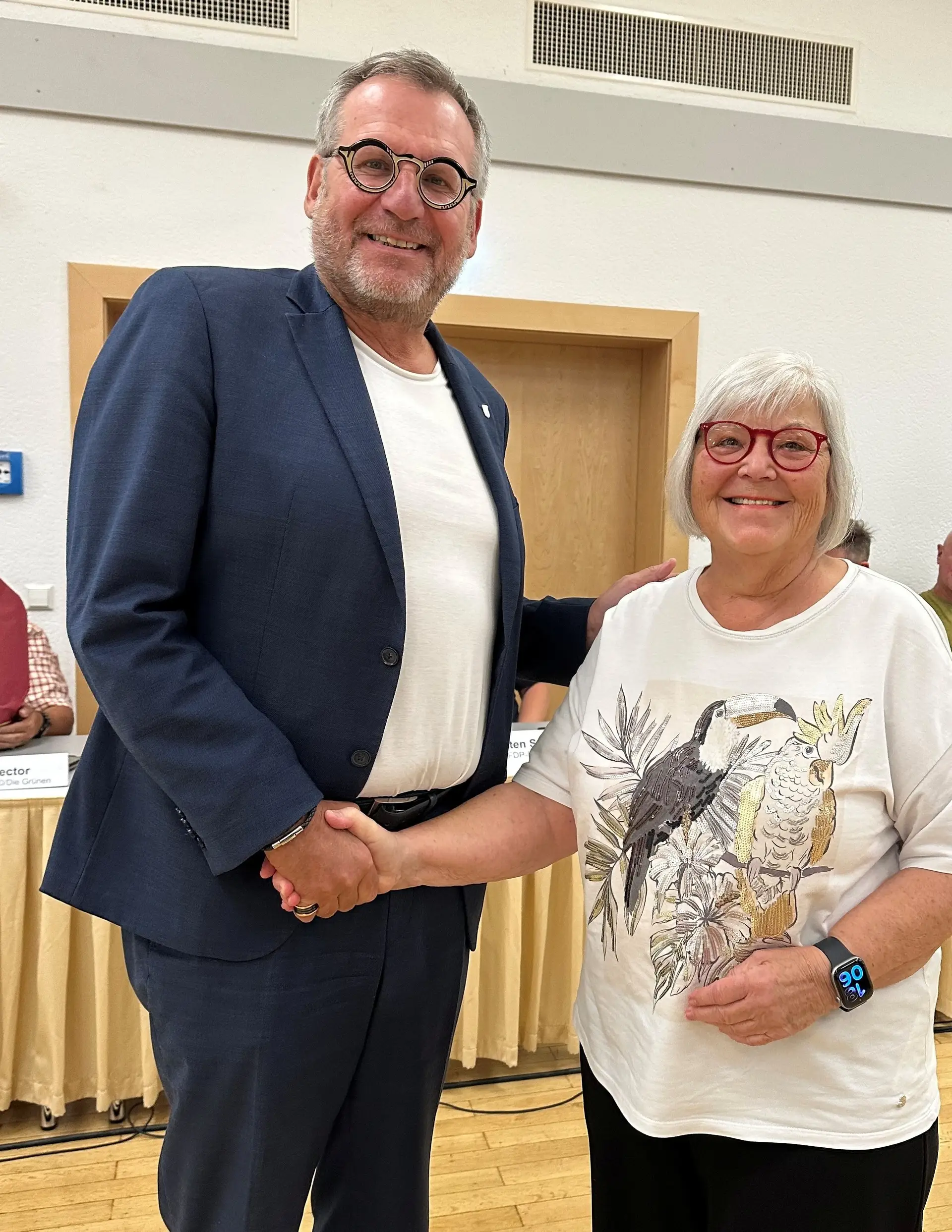 Oberbürgermeister Thomas Feser bedankt sich bei Ursula Hartmann-Graham für ihr Engagement im Binger Stadtrat.