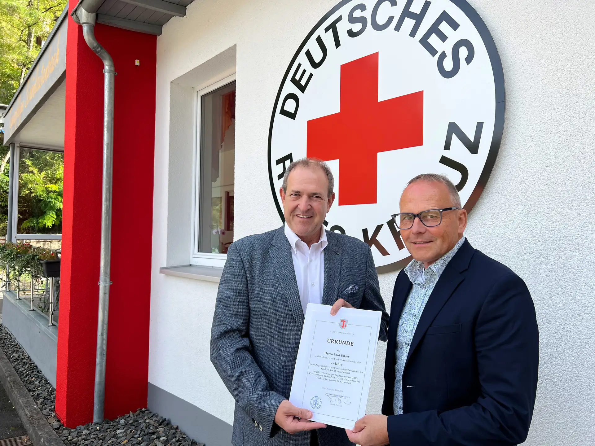 Bei der Besichtigung des DRK-Gebäudes übergab Oberbürgermeister Frühauf eine Urkunde für Paul Eifler an Geschäftsführer Jörg Schmitt