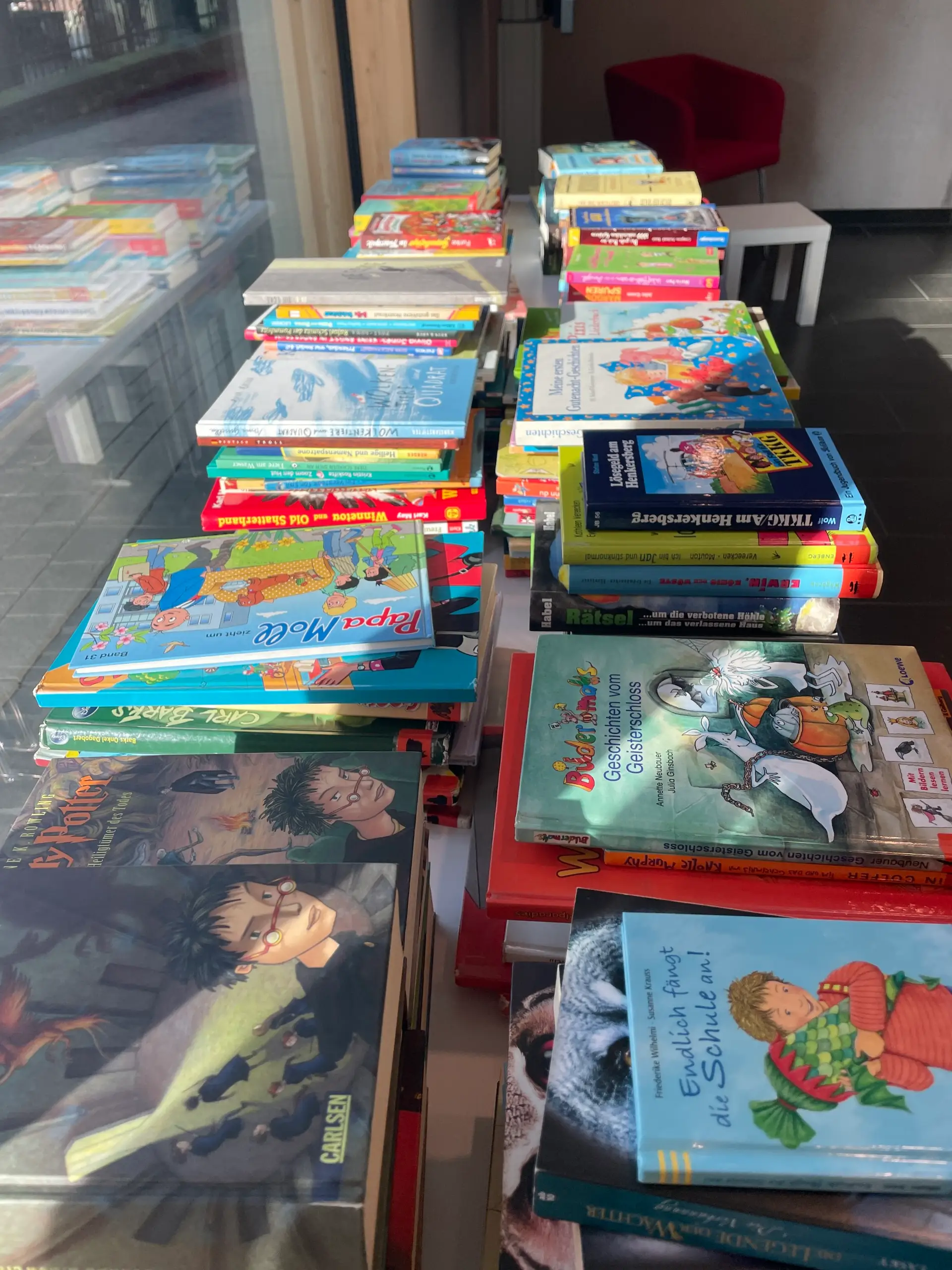 Bücherstapel auf einem Tisch in der Bücherei³.