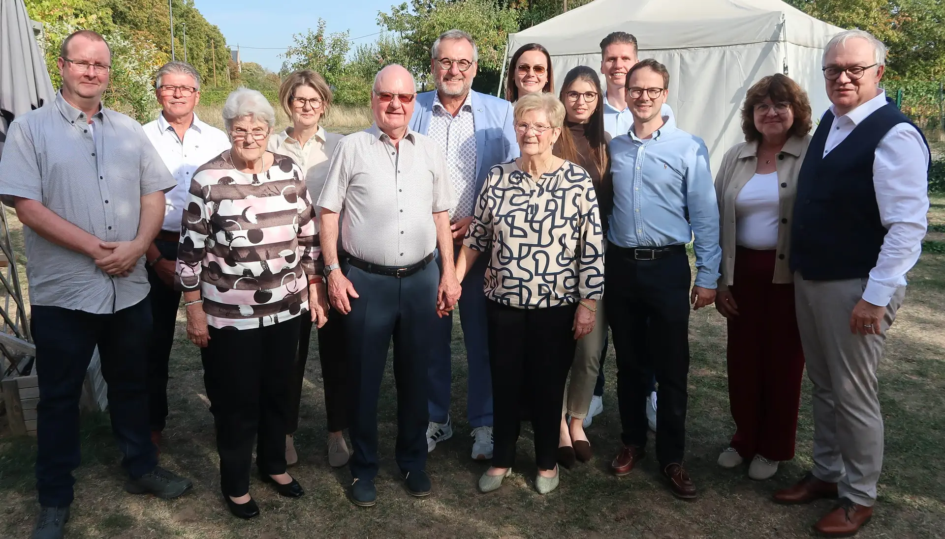 Oberbürgermeister Thomas Feser gratuliert dem Ehepaar Röhrich zur Eisernen Hochzeit – mit dabei Tochter Katharina Kuhn.