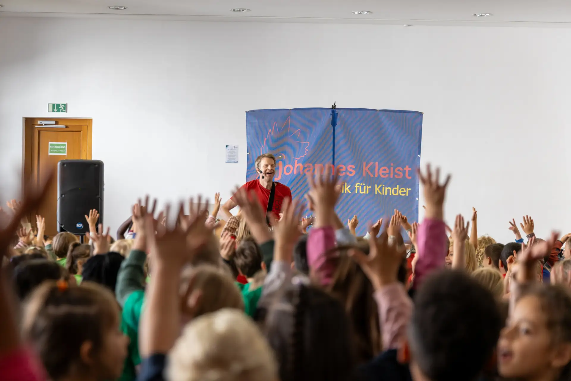 Kinder feiern den Weltkindertag bei einer Veranstaltung in Bad Neuenahr-Ahrweiler.