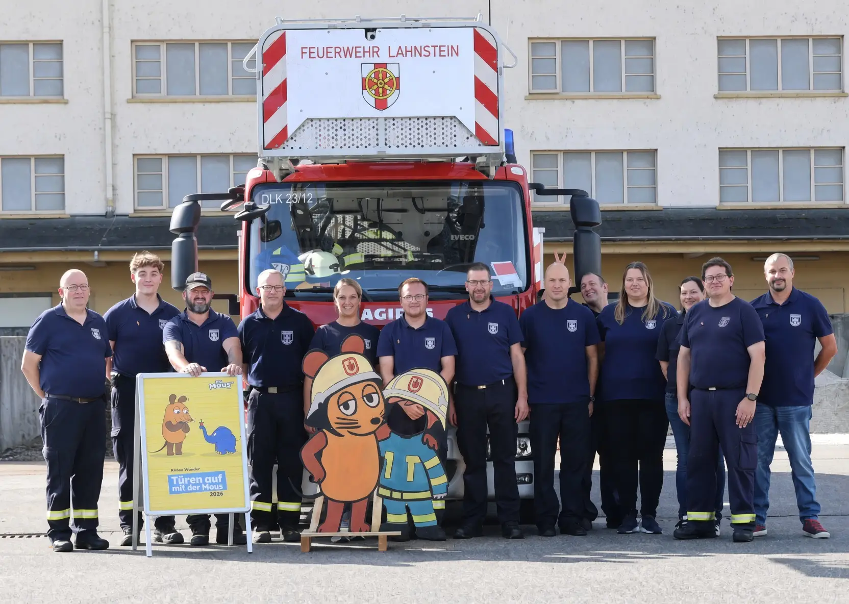 Kinder und Erwachsene sehen sich bei der Feuerwehr Lahnstein die Einsatz- und Arbeitsmöglichkeiten an.