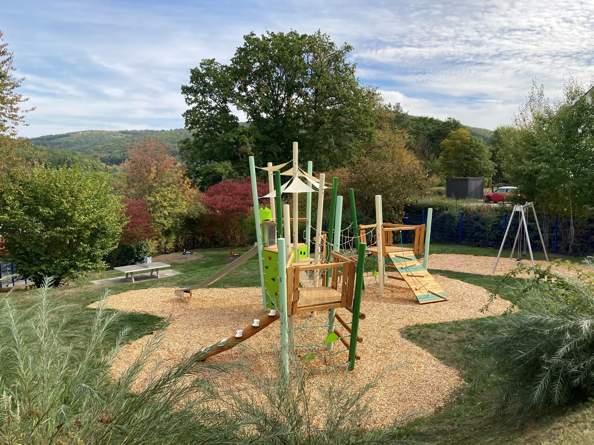 Auf die Freigabe des neu gestalteten Spielplatzes haben sich die Kinder schon lange gefreut.