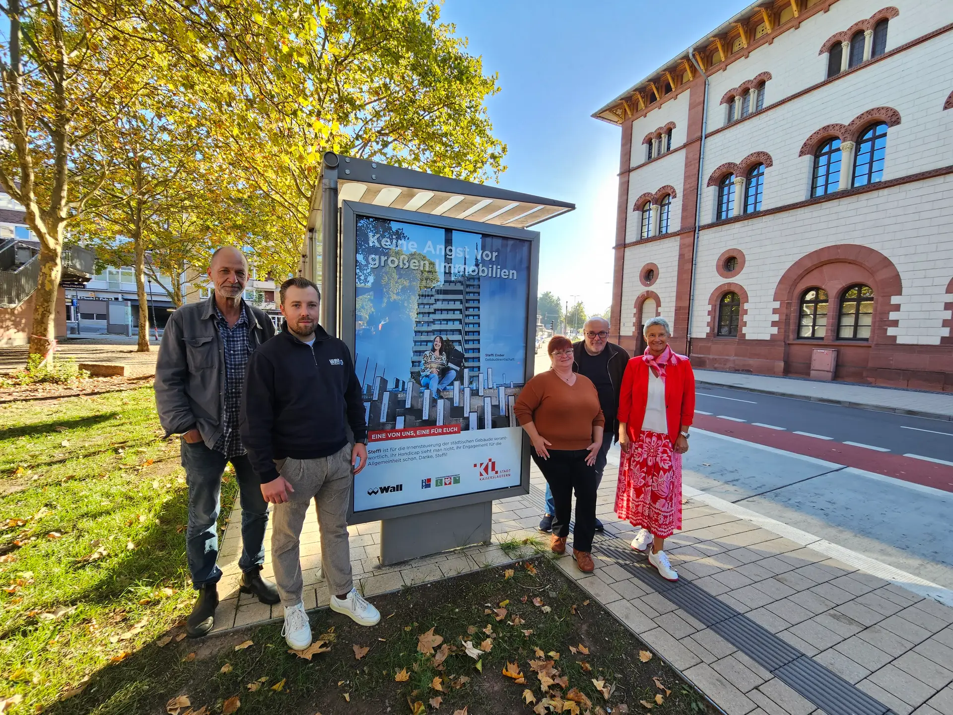 Fotokünstler Thomas Brenner und Wall-Vertriebsleiter Kevin Lorson zusammen mit Constanze Augustin und Heiko Elmenthaler von der städtischen Schwerbehindertenvertretung und Oberbürgermeisterin Beate Kimmel