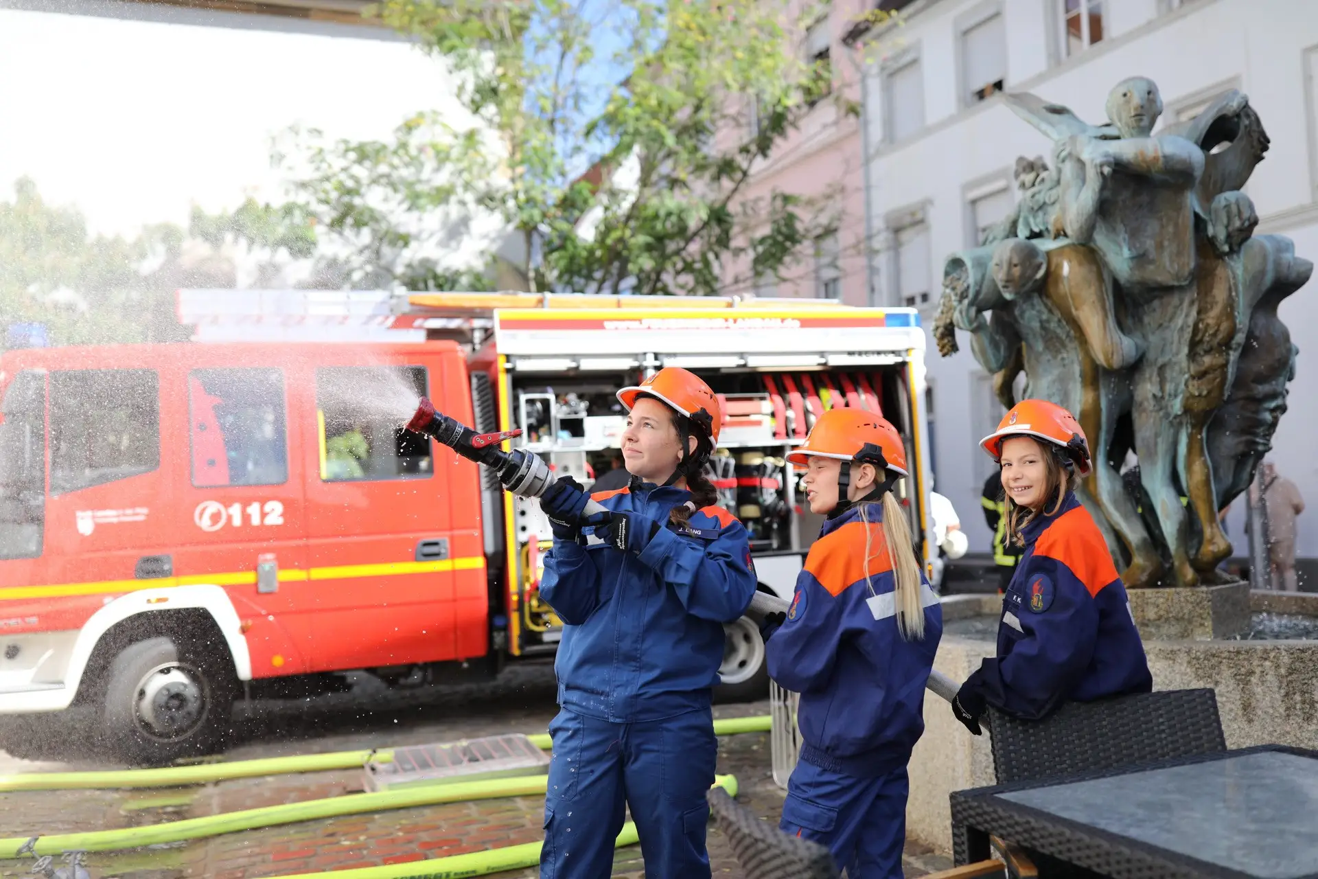 Die sieben Landauer Jugendfeuerwehren stellten jetzt bei ihrer gemeinsamen Jahresinspektionsübung ihr Können unter Beweis. (Quelle: Freiwillige Feuerwehr Landau/Lena Bumb-Rübsam) 2